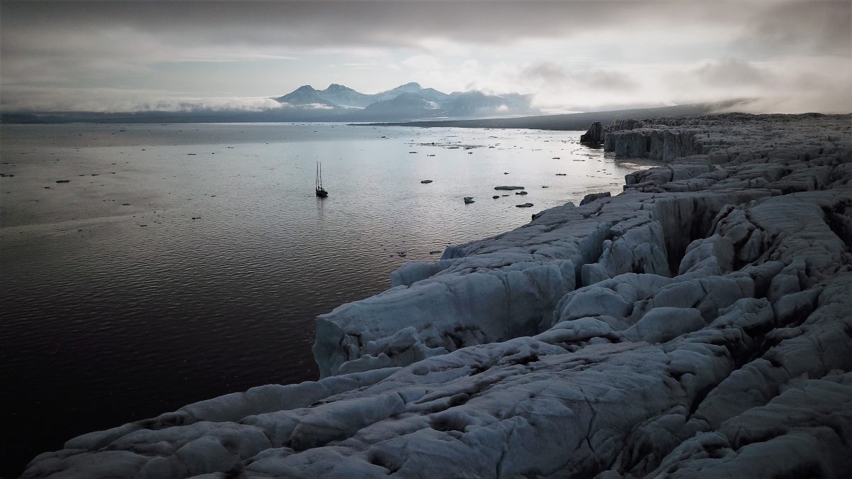 SPITZBERGEN VORAUS, SCHMELZENDE GLETSCHER UND SEGELN AUF DEM LAND